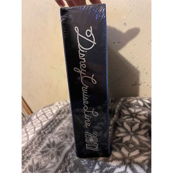 Disney cruise line 2017 photo album holds 200 photos 50 photo sleeves memo area - Picture 3 of 6